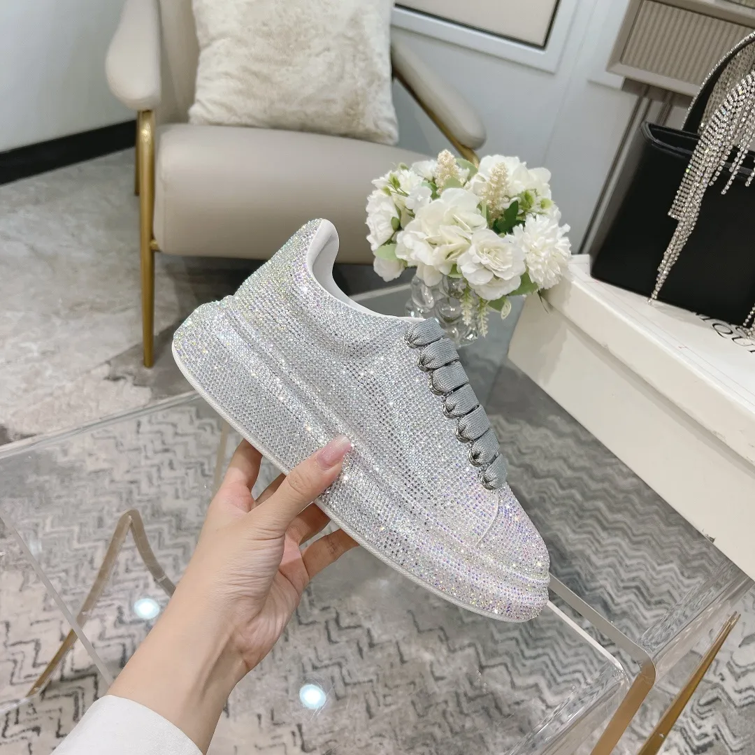 👟👟Ex-factory price 560👟👟 Men's size +10 2025SS McQueen crystal inlaid large and small diamond casual shoes counter original 1:1 production Fabric: imported silk velvet + imported Czech diamonds Lining: sheepskin lining Code number: 35-41 Male 39/44